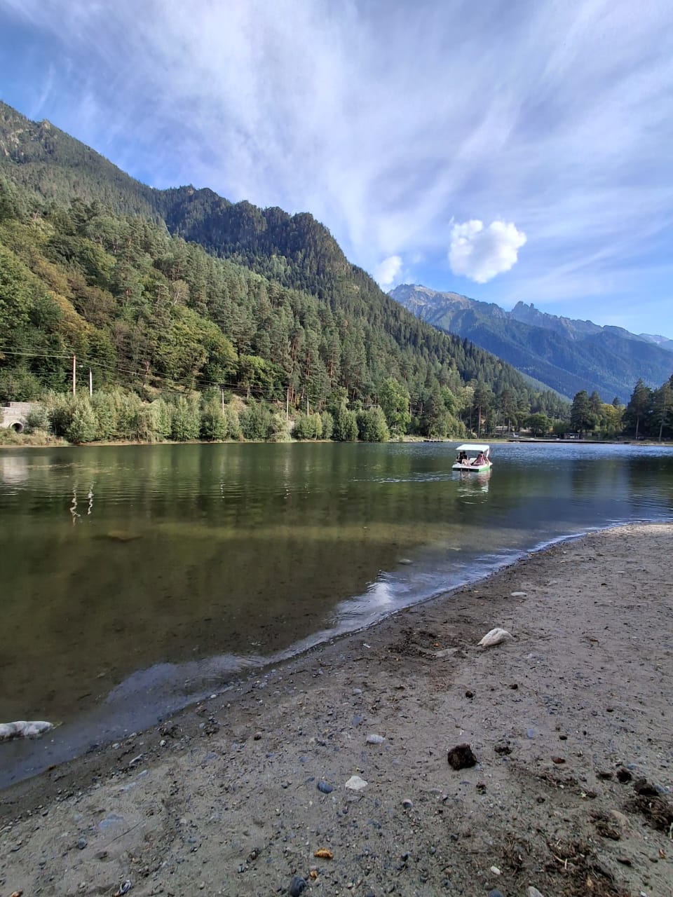 Lake at the foot of the mountains